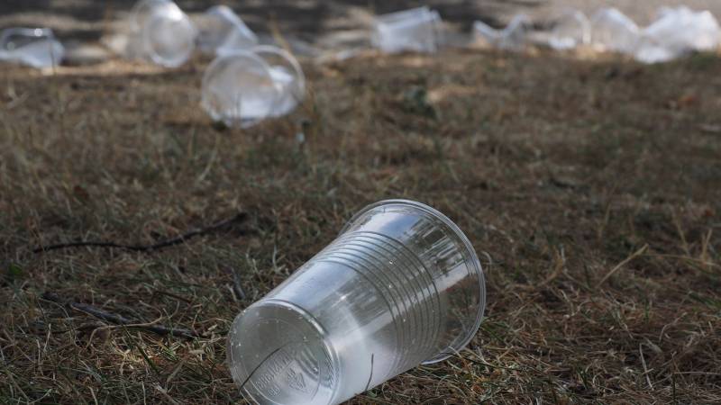 Vasos desechables botados en el suelo